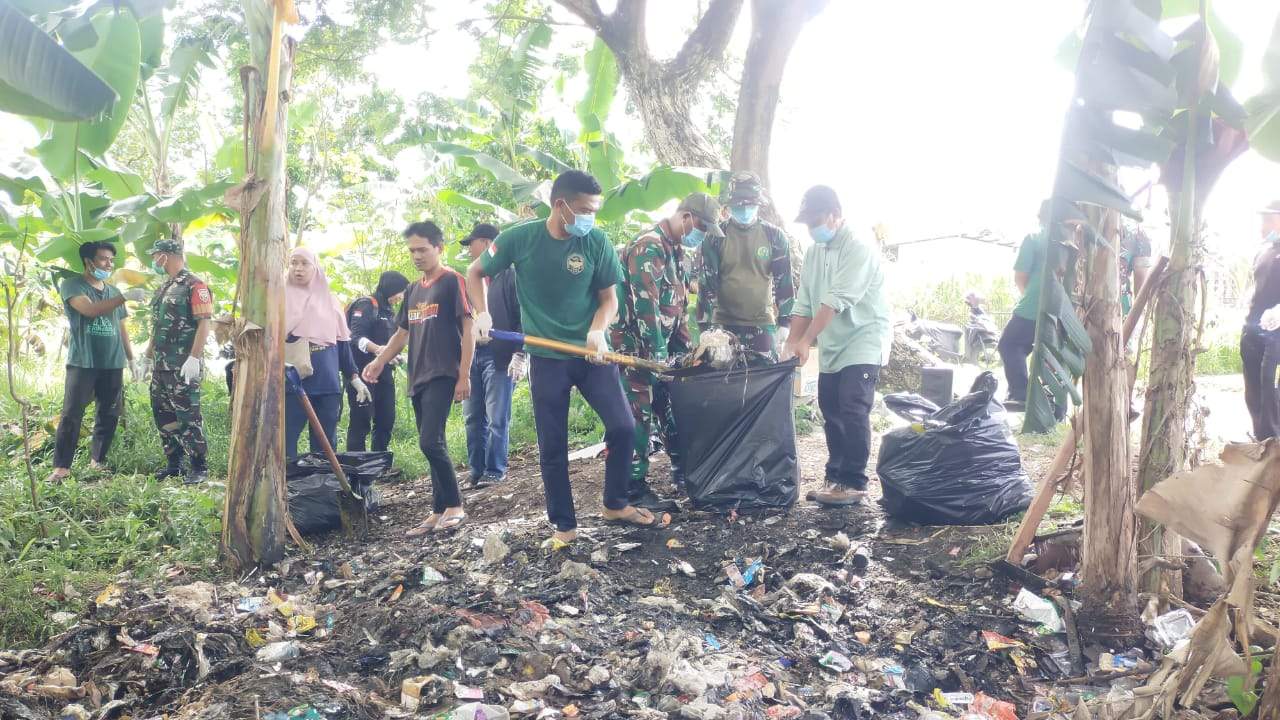 YUNALEST Gelar Aksi Bersih Selokan di Desa Jatisela, Dorong Kesadaran Masyarakat Soal Sampah