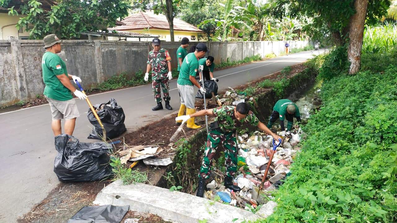 Aksi Bersih-Bersih YUNALEST & DLHK NTB Berhasil Atasi Potensi Banjir di kawasan padat penduduk di Gunungsari
