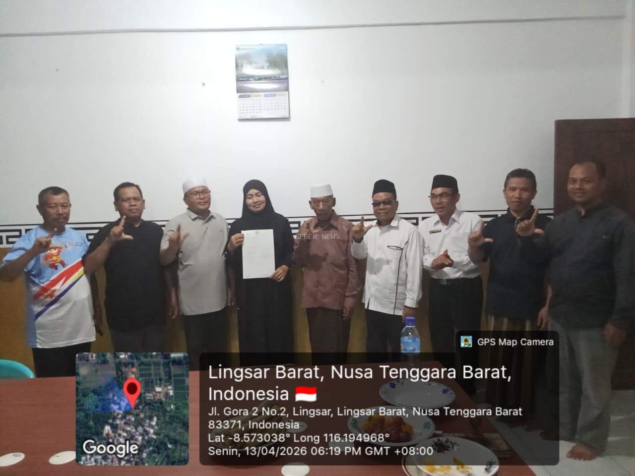 Komitmen Pelayanan Langsung, PPAIW Lingsar Serahkan Akte Ikrar Wakaf di Rumah Warga