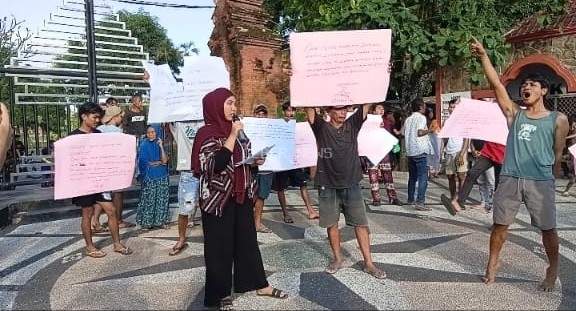 Ironi, Saat Hari Jadi Lobar Berusia Ke 68 Tahun, Rakyat Kecil di Taman Narmada Protes Tarif 'Mencekik' dan Ancaman Penggusuran