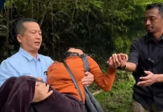 Aksi Spontanitas Gubernur Iqbal Evakuasi Korban Kecelakaan