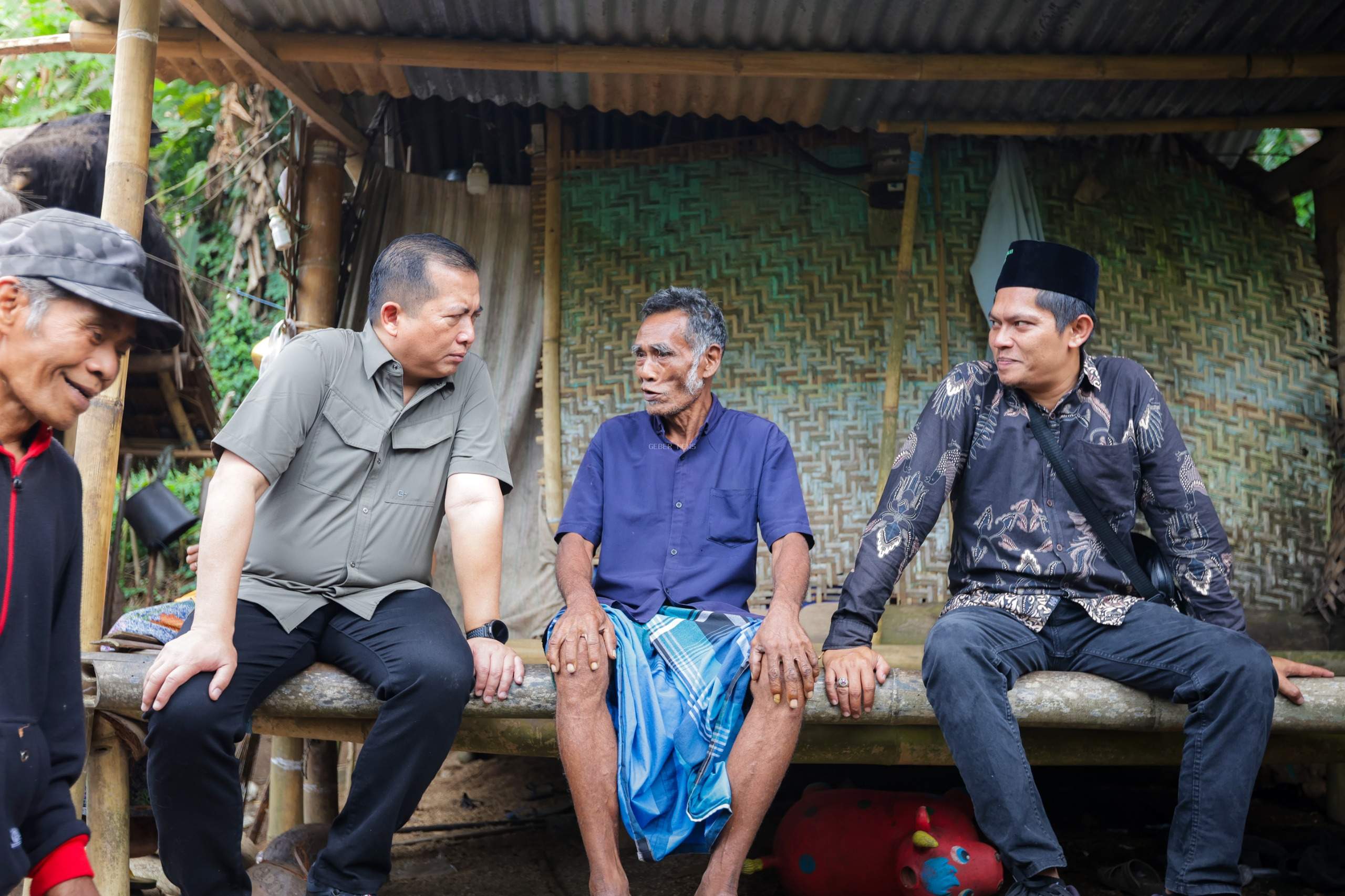 Cek Desa Berdaya, Gubernur Iqbal Pastikan Bantuan Tepat Sasaran dan Siap Benahi Jalan Warga