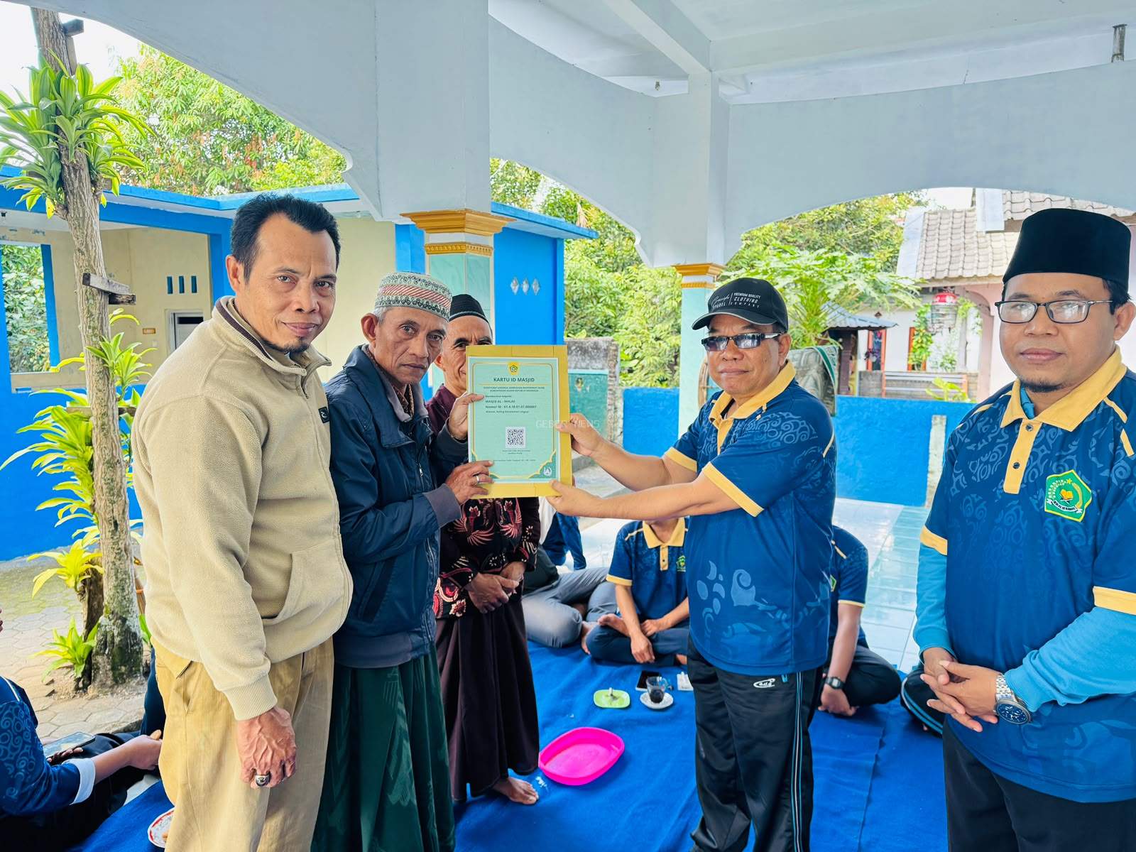  Tingkatkan Legalitas Rumah Ibadah, Kepala KUA Lingsar Serahkan ID Masjid Al-Ikhlas Keling