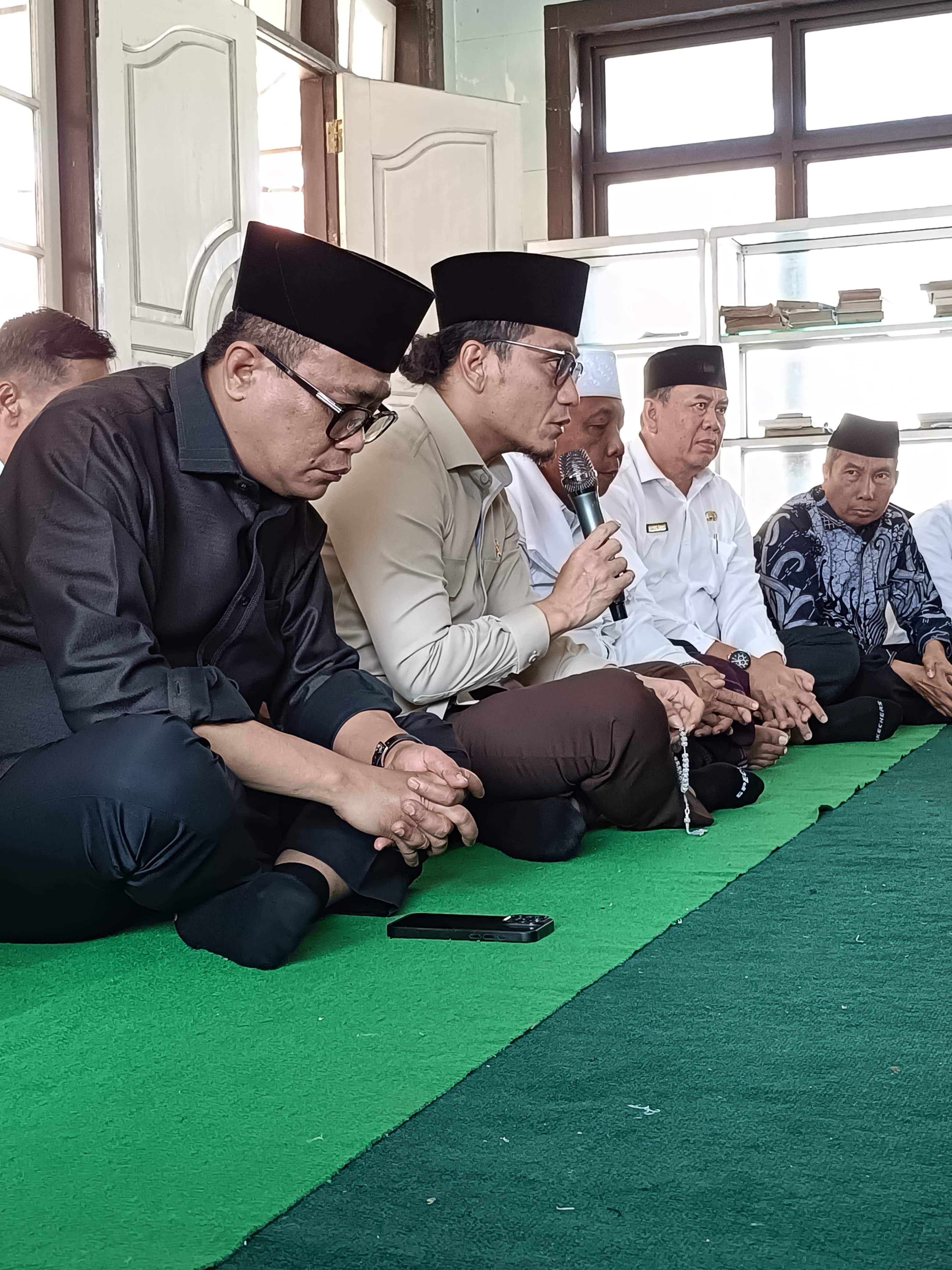 Gus Miftah Ziarah Makam Wali TGH. M. Shaleh Hambali, Perkuat Spirit Kerukunan dalam Rangkaian Doa Kebangsaan